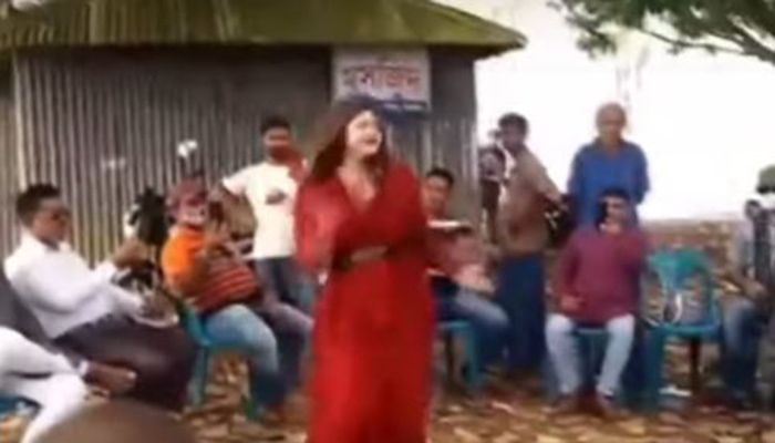 মসজিদের সামনে নায়িকা মুনমুনের নাচ নিয়ে তোলপাড়