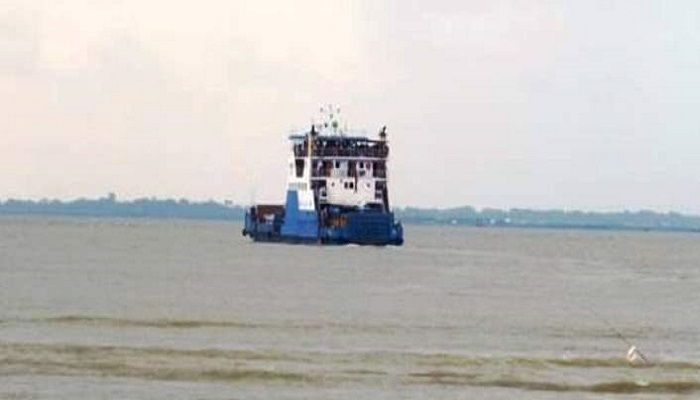 লঞ্চ-স্পিডবোটে জীবনের ঝুঁকি নিয়ে পদ্মা পারাপার