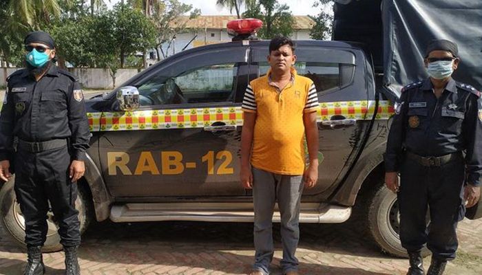 পাবনায় ১১ কেজি গাঁজাসহ মাদক ব্যবসায়ী গ্রেফতার