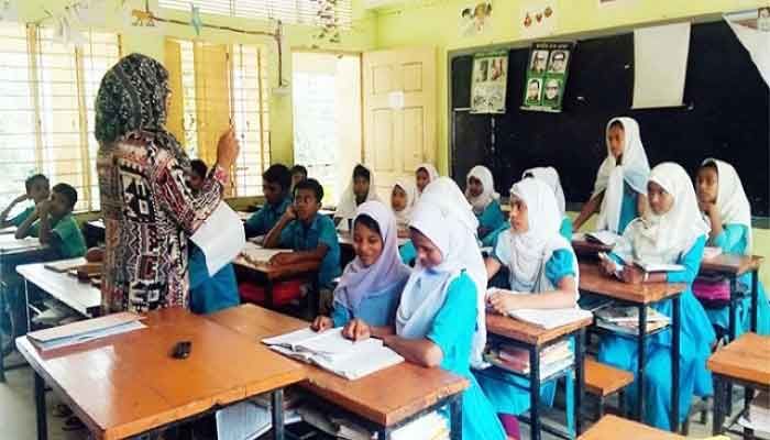 চাকরি নিয়ে অনিশ্চয়তায় যোগ্যতা অর্জনে ব্যর্থ প্রাথমিক শিক্ষকরা