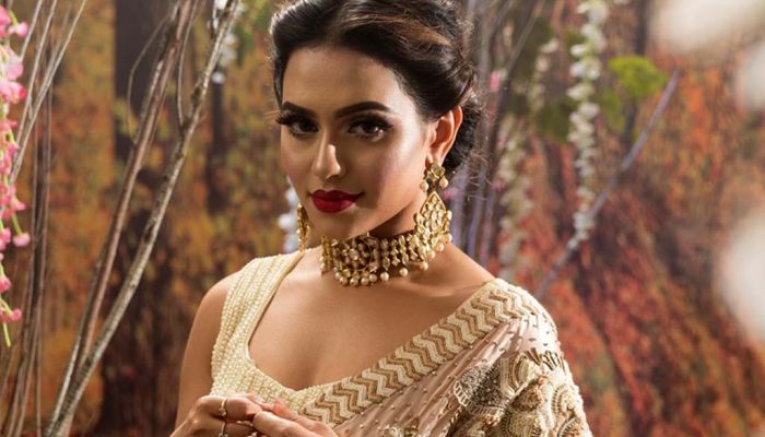 আটকে আছে নুসরাত ফারিয়ার ৫ ছবি