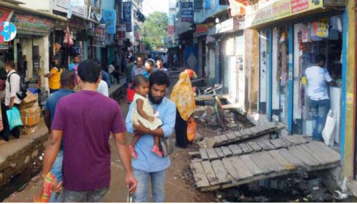 সড়ক সংস্কারে ধীরগতি, ভোগান্তিতে সাধারণ মানুষ