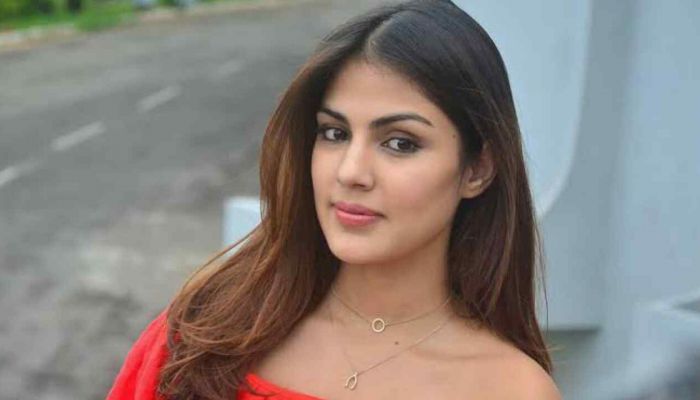 অবশেষে সুশান্তের প্রেমিকা রিয়া চক্রবর্তী গ্রেফতার