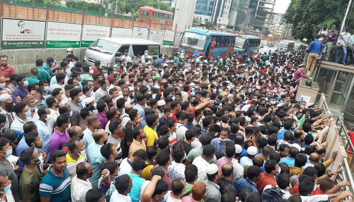 সৌদি এয়ারলাইন্সের সামনে প্রবাসীদের বিক্ষোভ