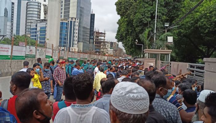 প্রবাসী মন্ত্রণালয় ভবনের সামনে সৌদি প্রবাসীদের বিক্ষোভ