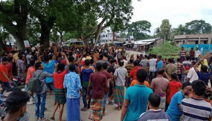 যশোরে বিড়ি শ্রমিকদের সড়ক অবরোধ