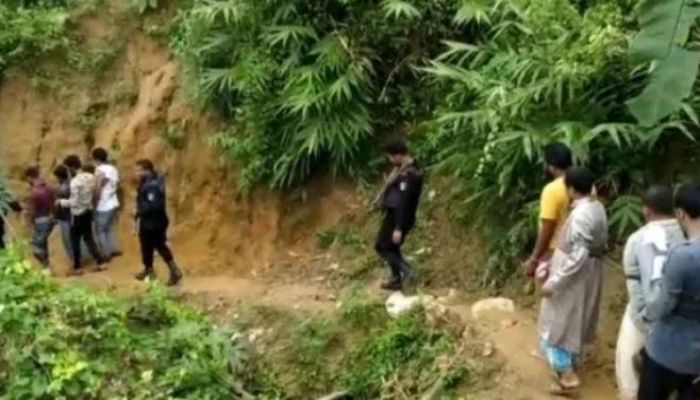 টেকনাফে অস্ত্রসহ ৯ রোহিঙ্গা আটক