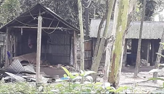 পঞ্চগড়ে হ্যান্ডমাইকে সাবধান করে বসতভিটায় হামলা