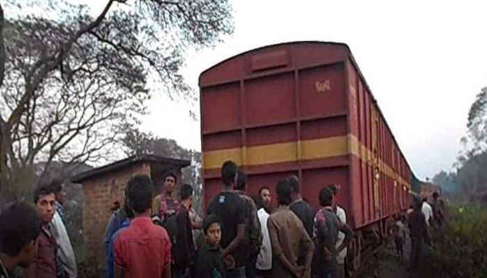 ঝিনাইদহে ২ ট্রেনের সংঘর্ষ, খুলনার সাথে যোগাযোগ বন্ধ