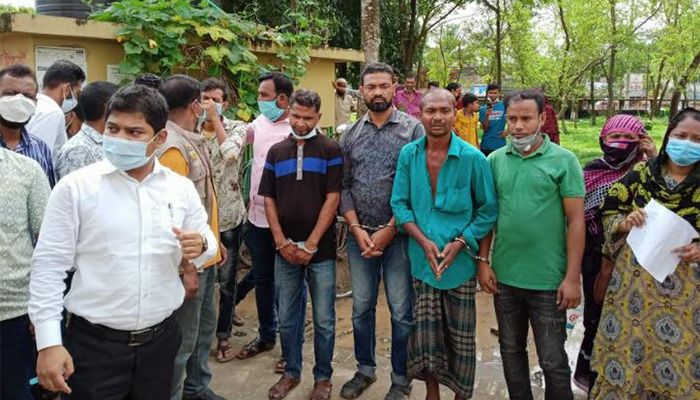 বরিশাল শেবাচিম হাসপাতাল থেকে ৭ দালাল আটক