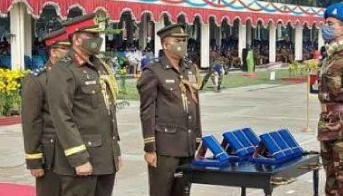 কাদিরাবাদ সেনানিবাসে রিক্রুট ব্যাচের শপথ গ্রহণ