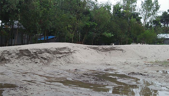অসাধু চক্রের বিরুদ্ধে প্রশাসনের জব্দ বালু বিক্রির অভিযোগ
