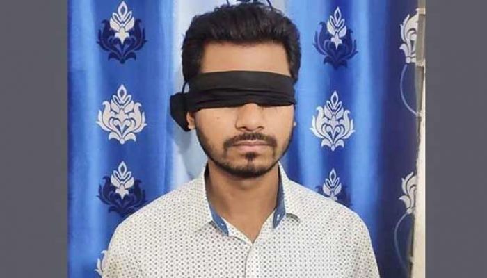 চোখে কালো কাপড় বেঁধে প্রতিবাদ নুরের