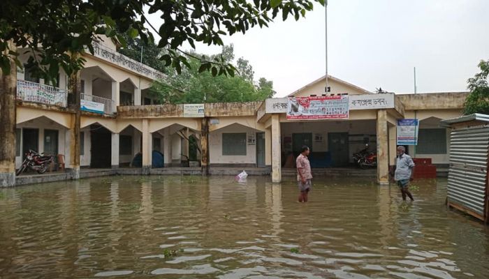 বাগমারায় পানিবন্দি লক্ষাধিক মানুষ