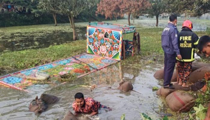 চাঁপাইনবাবগঞ্জে ভটভটি খাদে পড়ে নিহত ৭