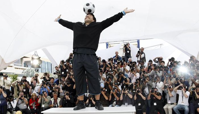 ৬১তম কান ফিল্ম ফেস্টিভ্যালে ম্যারাডোনাকে নিয়ে নির্মিত তথ্যচিত্র ‘Maradona by Kusturica’ প্রদর্শনীতে ফুটবল কিংবদন্তি। ছবি: রয়টার্স 