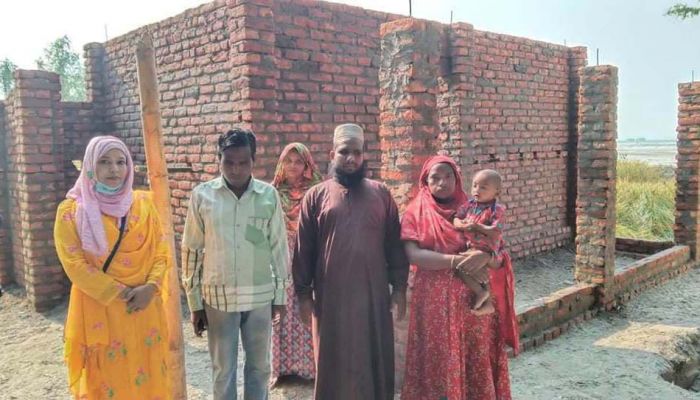 লালমনিরহাটে দৃষ্টিপ্রতিবন্ধী দুই ভাই পেলেন সরকারি ঘর