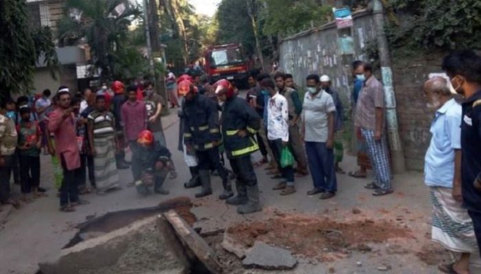 গ্যাসলাইনে লিকেজ, ইন্দিরা রোডে ম্যানহোলে বিস্ফোরণ