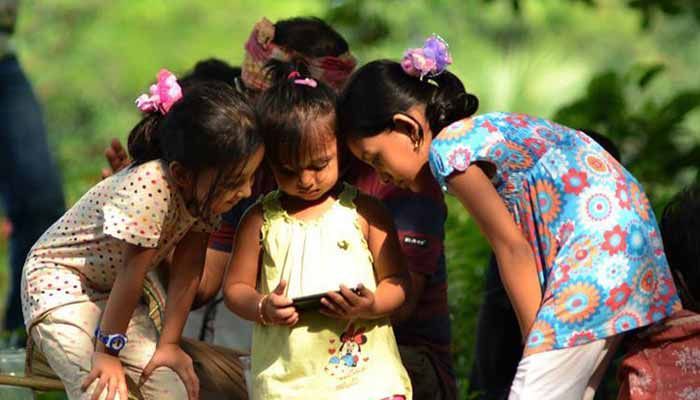 স্মার্টফোন থেকে শিশুদের রক্ষা করুন