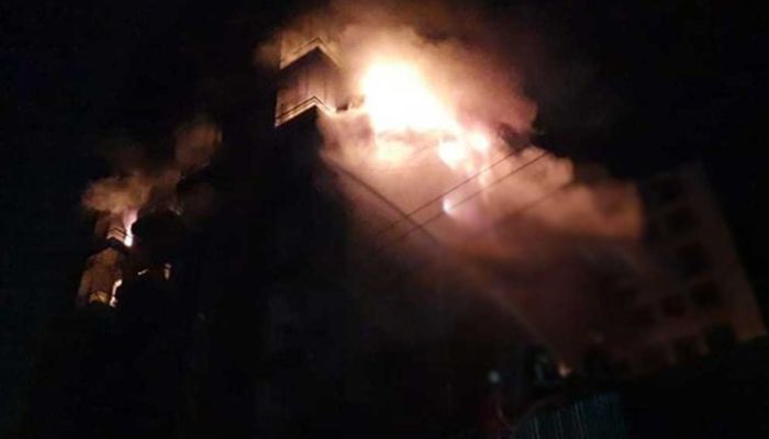 রাজধানীতে লাইটের গোডাউনে আগুন, নিয়ন্ত্রণে ১৩ ইউনিট