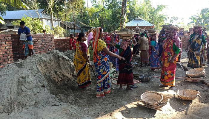 কর্মসৃজন প্রকল্পের শ্রমিক দিয়ে আশ্রয়ণ প্রকল্পে কাজ করানো অভিযোগ