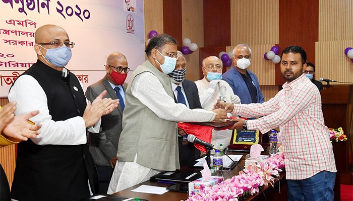 বাংলাদেশ প্রেস কাউন্সিল পদক পেলেন সাংবাদিক জাহিদ