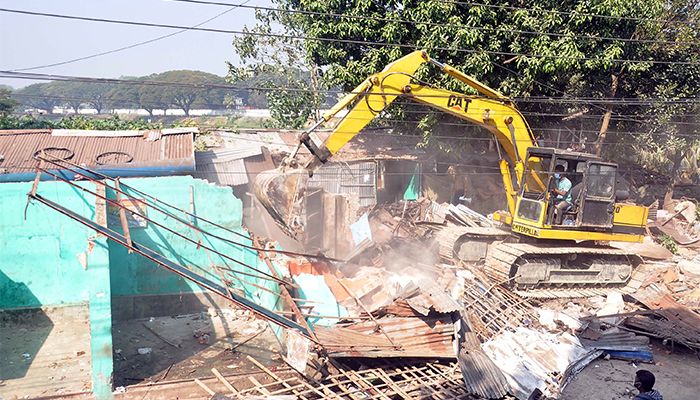 পাহাড়তলীতে অবৈধ স্থাপনা উচ্ছেদ অভিযান শুরু