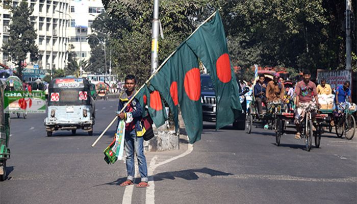 ‘শুধু পতাকা নয়, দেশপ্রেম ফেরি করি’