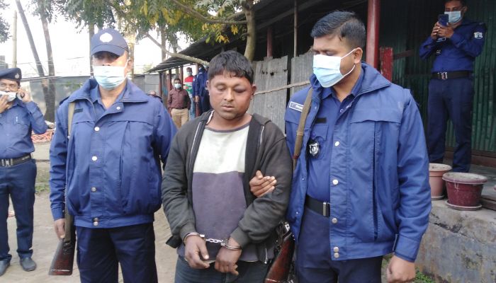 মেঘনায় লঞ্চে দুর্ধর্ষ ডাকাতি, আটক ১