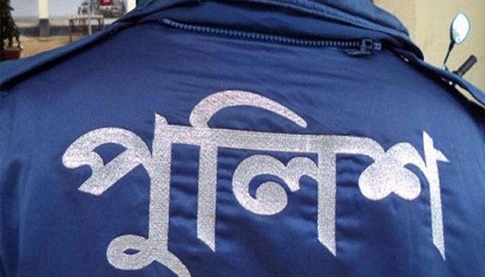 ‘অস্ত্র বিক্রির সময়’ পুলিশ সদস্য গ্রেফতার