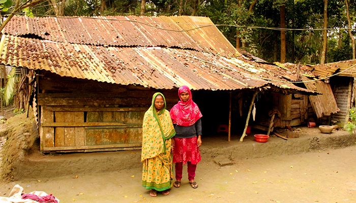 খুপড়ি ঘরে কনকনে শীতে মনোয়ারার মানবেতর জীবন