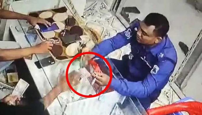 রাজশাহীতে পুলিশ কর্মকর্তার ঘুষ নেয়ার ভিডিও ভাইরাল