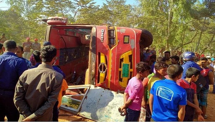 লালমনিরহাটে বাস উল্টে মোটরসাইকেল আরোহী নিহত