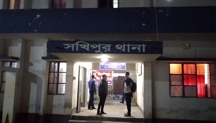 মাটিবোঝাই ট্রাক থেকে পড়ে দাদা-নাতির মৃত্যু