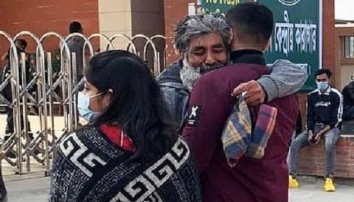 হাউমাউ করে কেঁদে উঠেন সাংবাদিক কাজল
