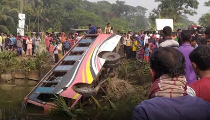 নেত্রকোনায় বাস খাদে, আহত ২০