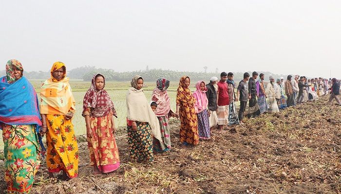 কৃষি জমিতে পুকুর খনন বন্ধের দাবিতে মানববন্ধন