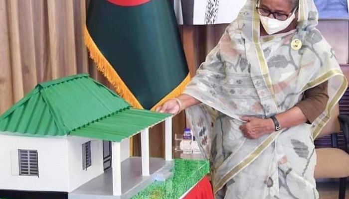 প্রধানমন্ত্রীর উপহারের ঘর পেলেন ৭০ হাজার পরিবার
