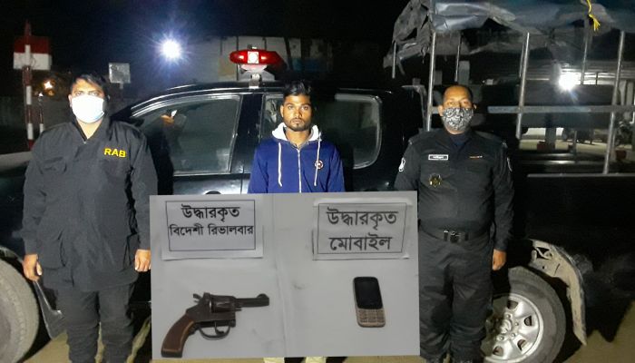 পাবনায় অস্ত্রসহ যুবক আটক
