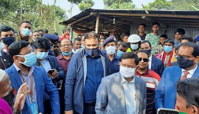রাজশাহীতে রেশম সম্প্রসারণ এলাকা পরিদর্শন করলেন বস্ত্রমন্ত্রী