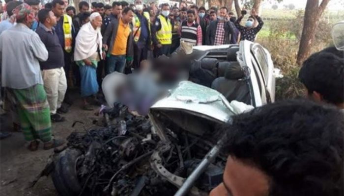 বাস-প্রাইভেটকার সংঘর্ষে নিহত ৪
