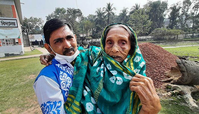 নাতির কোলে চড়ে ভোট দিলেন ১০৪ বছরের ফাতেমা