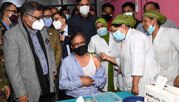 মন্ত্রিসভার দ্বিতীয় সদস্য হিসেবে টিকা নিলেন সংস্কৃতি প্রতিমন্ত্রী