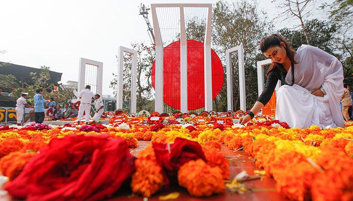 স্বাস্থ্যবিধি মেনে শহীদ মিনারে শ্রদ্ধা নিবেদন