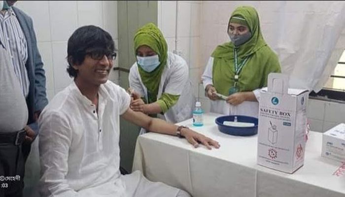 চাঁদপুরে প্রথম করোনার টিকা নিলেন পৌরমেয়র জিল্লুর