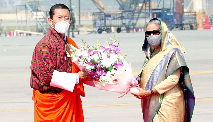 ডা. লোটে শেরিংকে  স্বাগত জানান প্রধানমন্ত্রী শেখ হাসিনা। ছবি: পিআইডি