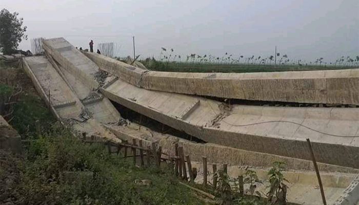 কোন্দানালা খালের উপর নির্মাণাধীন সেতুতে ধস