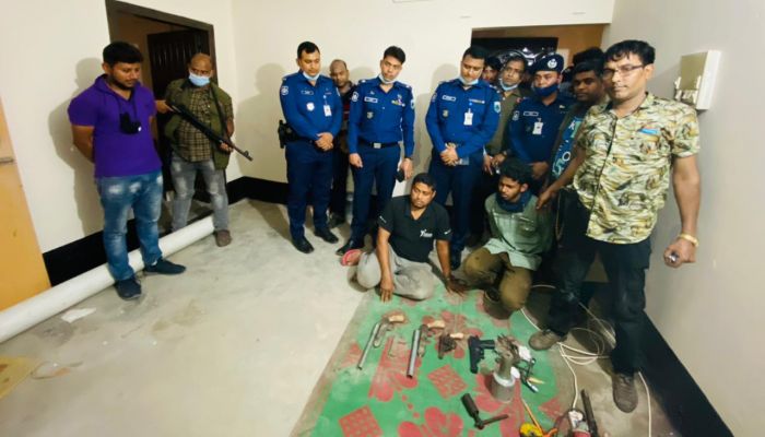 পাবনায় অবৈধ অস্ত্র তৈরির কারখানার সন্ধান