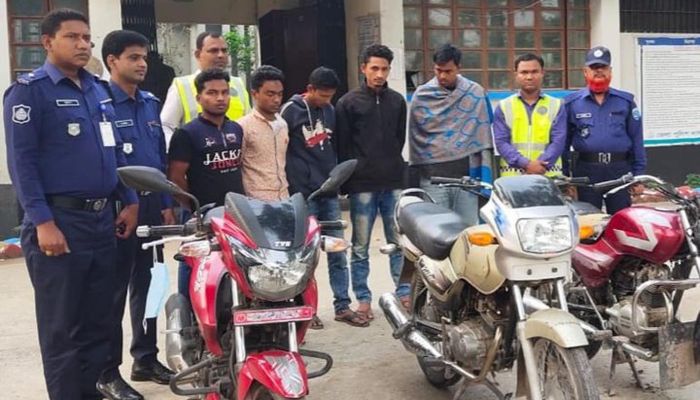 লালমনিরহাটে চোরাই মোটরসাইকেলসহ পাঁচজন আটক