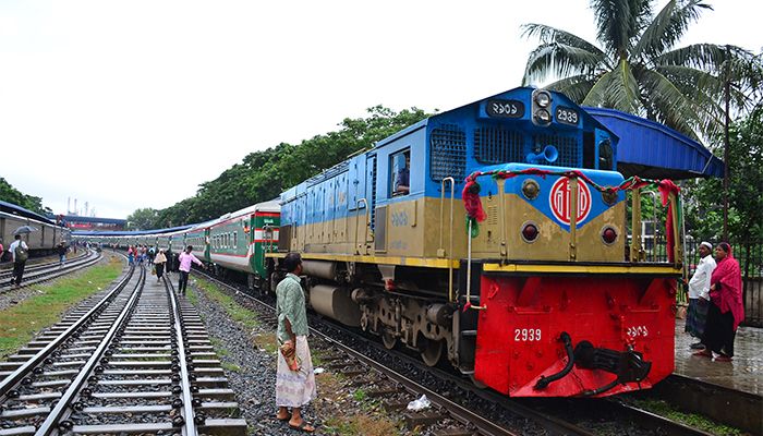 সোনার বাংলায় ইট-পাটকেল, রেল যোগাযোগ বন্ধ